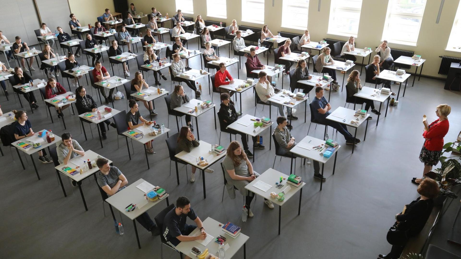 Totale von oben auf Abiturienten in der Aula vor dem Beginn der schriftlichen Englisch-Prüfung Totale von oben auf Abiturienten in der Aula vor dem Beginn der schriftlichen Englisch-Prüfung