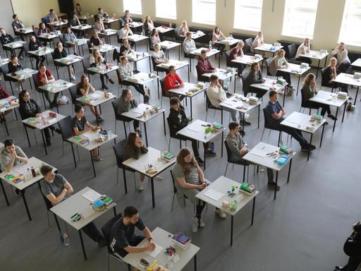 Totale von oben auf Abiturienten in der Aula vor dem Beginn der schriftlichen Englisch-Prüfung