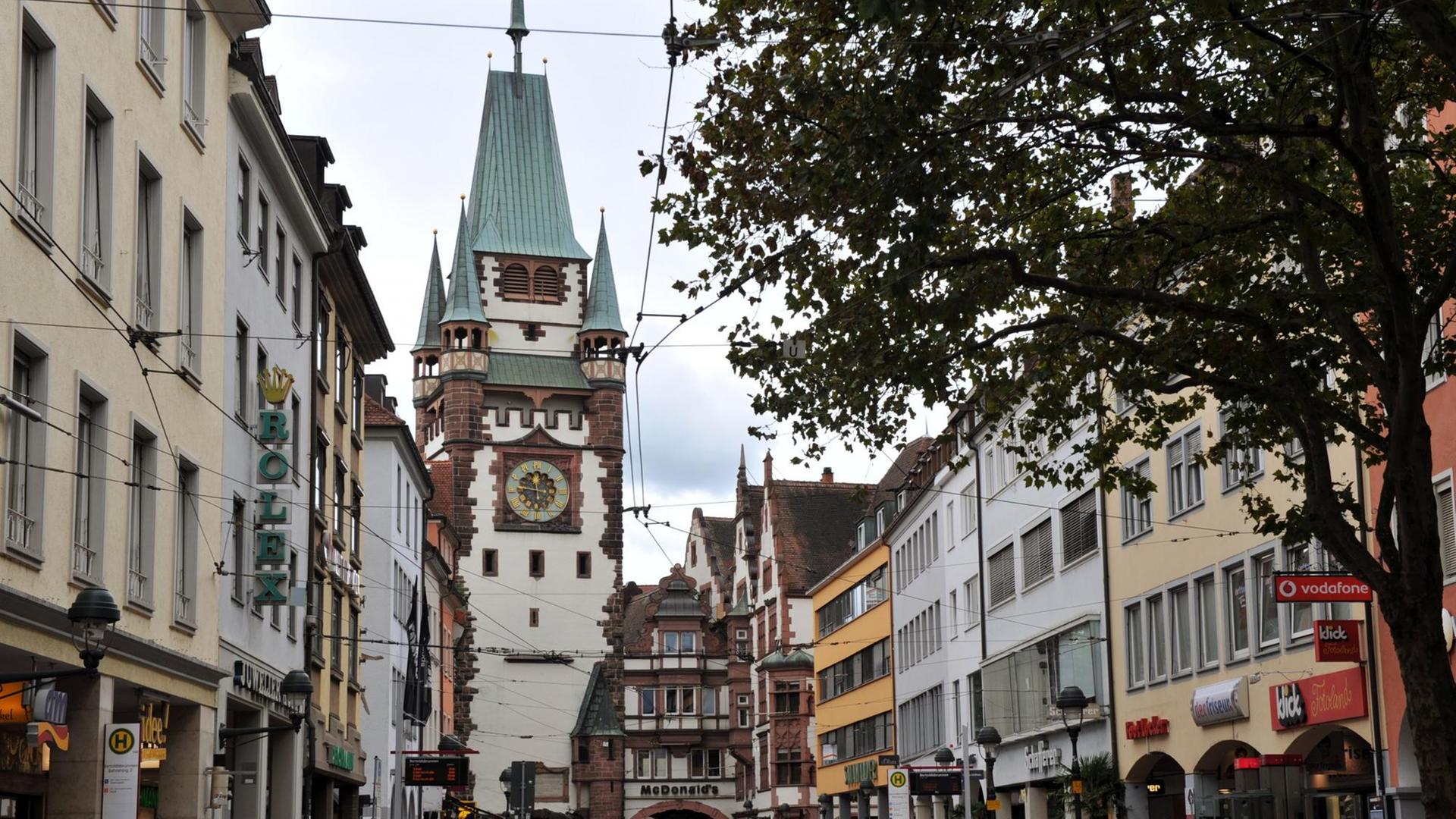 Ein Blick in die Freiburger Fußgängerzone mit dem Martinstor und der Kaiser-Josef-Straße. Ein Blick in die Freiburger Fußgängerzone mit dem Martinstor und der Kaiser-Josef-Straße.