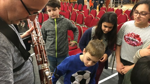 Kinder erkunden dern Orchestergraben der Komischen Oper. Kinder erkunden dern Orchestergraben der Komischen Oper.