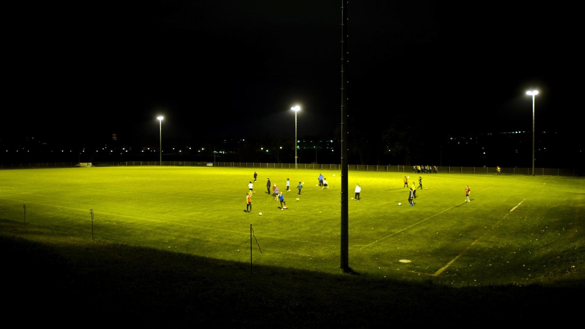 Fußballplatz im Flutlicht Fußballplatz im Flutlicht
