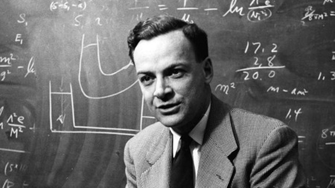 Richard Feynmann vor einer Schiefertafel mit Formeln Richard Feynmann vor einer Schiefertafel mit Formeln