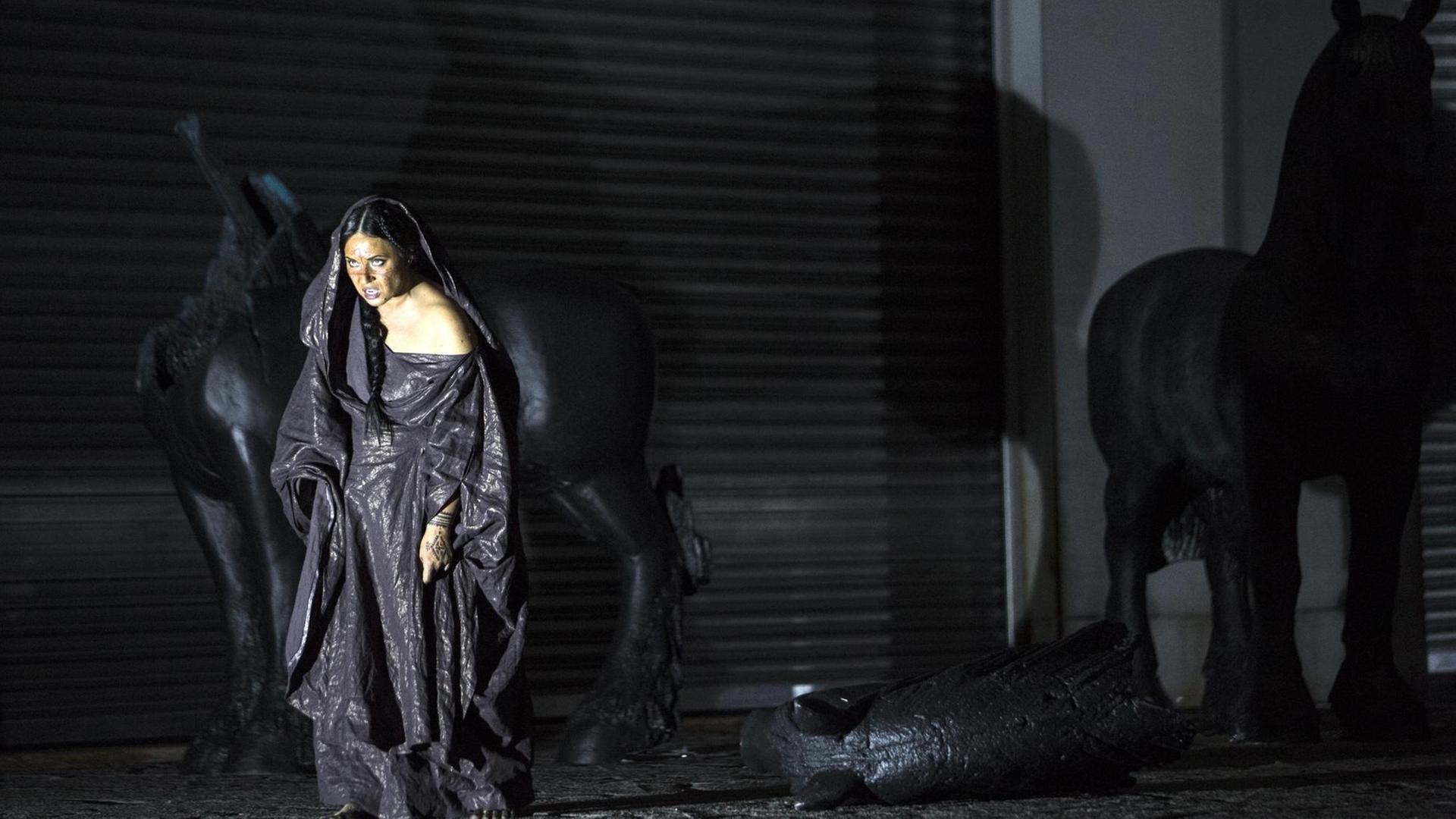 Medea (Sonya Yoncheva) in dunklen Kleidern, mit dunklem Blick. Medea (Sonya Yoncheva) in dunklen Kleidern, mit dunklem Blick.