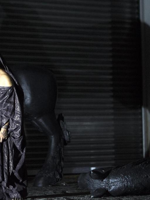 Medea (Sonya Yoncheva) in dunklen Kleidern, mit dunklem Blick.