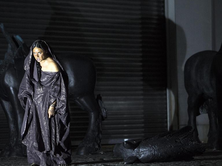 Medea (Sonya Yoncheva) in dunklen Kleidern, mit dunklem Blick.