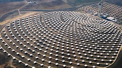Die undatierte vom Unternehmen Solar Systems zur Verfügung gestellte Luftaufnahme zeigt ein Solarkraftwerk in Spanien.