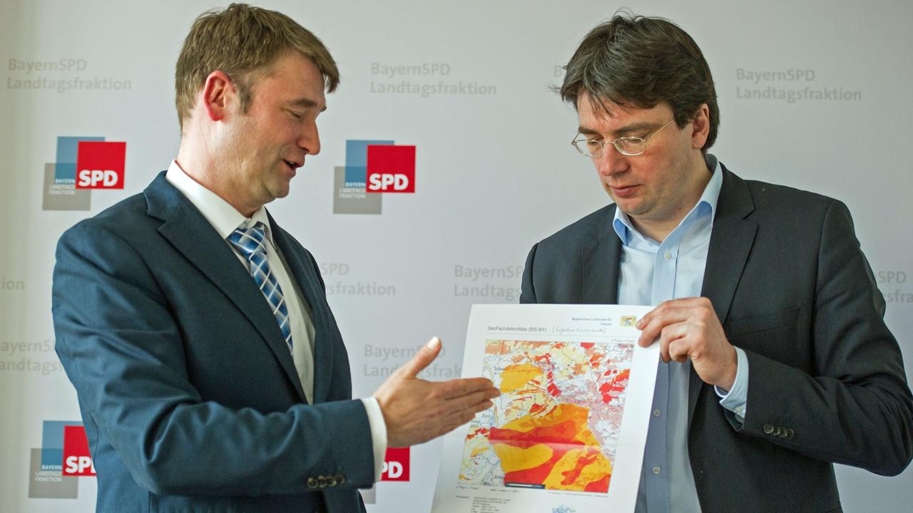 Der Rechtswissenschaftler Kurt Faßbender (l) und der SPD-Landtagsabgeordnete Florian von Brunn sprechen am 14.03.2016 in München (Bayern) über eine Gefahrenhinweiskarte, die das Riedberger Horn zeigt.Die Bayerische SPD-Landtagsfraktion stellt ein Gutachten vor, das die Rechtswidrigkeit des geplanten Baus einer Skischaukel am Riedberger Horn belegen soll. Der Rechtswissenschaftler Kurt Faßbender (l) und der SPD-Landtagsabgeordnete Florian von Brunn sprechen am 14.03.2016 in München (Bayern) über eine Gefahrenhinweiskarte, die das Riedberger Horn zeigt.Die Bayerische SPD-Landtagsfraktion stellt ein Gutachten vor, das die Rechtswidrigkeit des geplanten Baus einer Skischaukel am Riedberger Horn belegen soll.