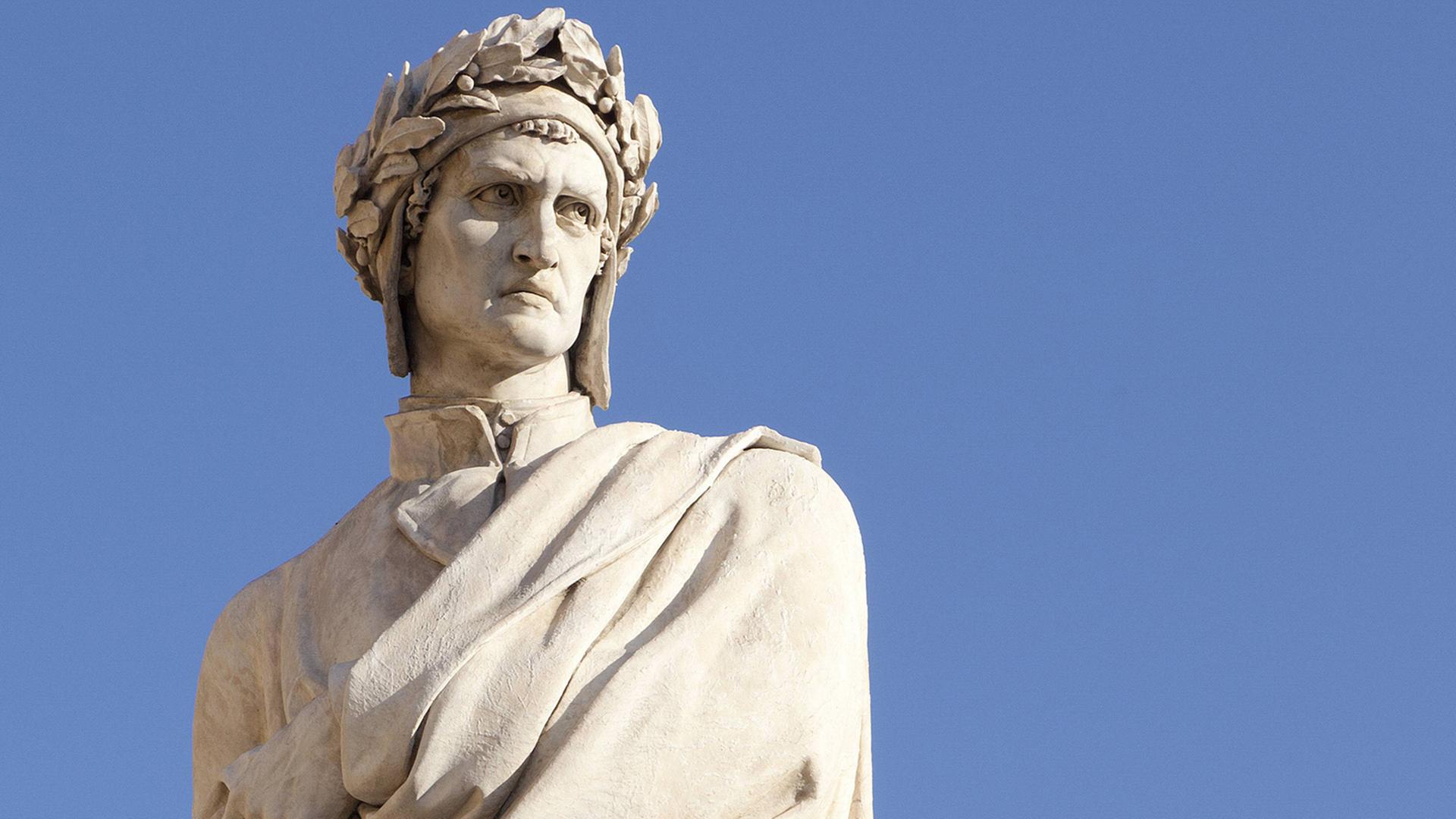 Eine Statue von Dante Alighieri in Florenz.