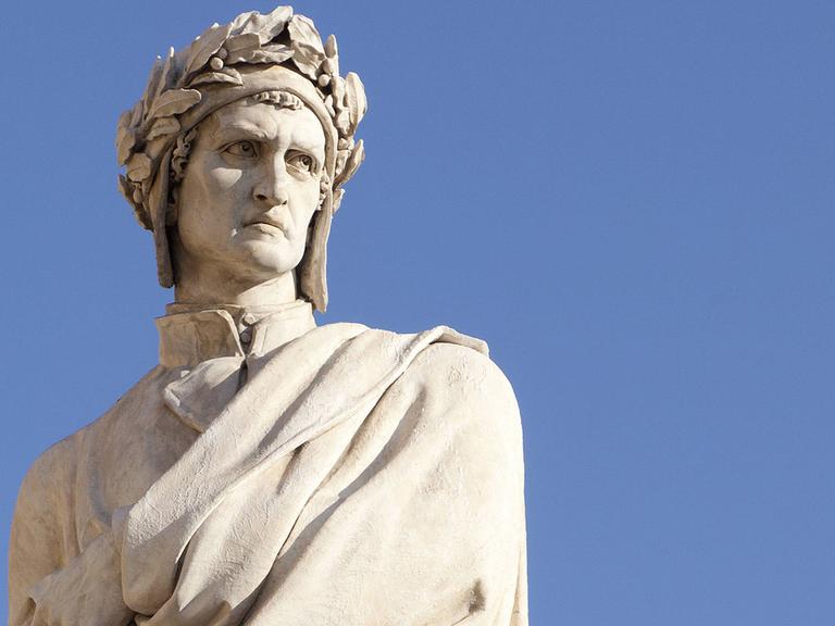Eine Statue von Dante Alighieri in Florenz.