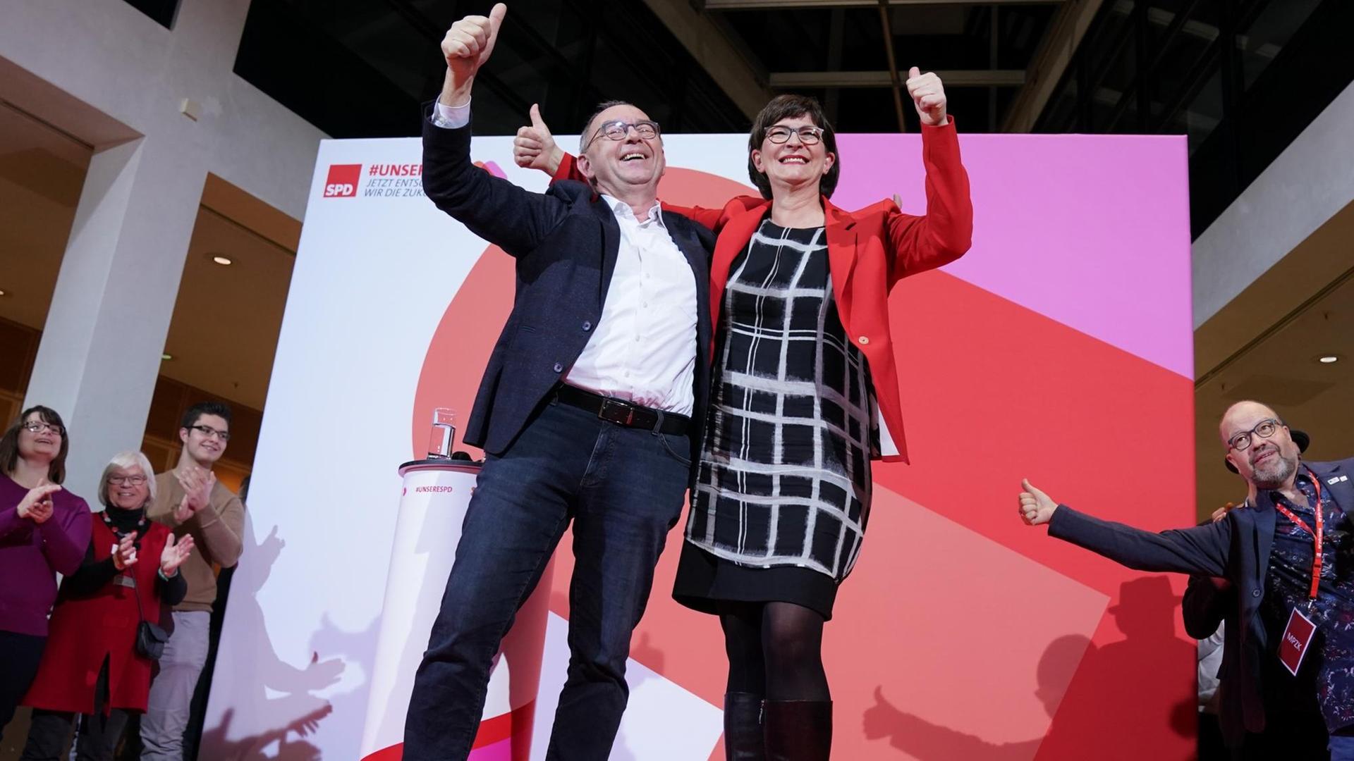 Norbert Walter-Borjans und Saskia Esken jubeln und recken Hände mit hochgehaltenen Daumen in die Höhe. Norbert Walter-Borjans und Saskia Esken jubeln und recken Hände mit hochgehaltenen Daumen in die Höhe.