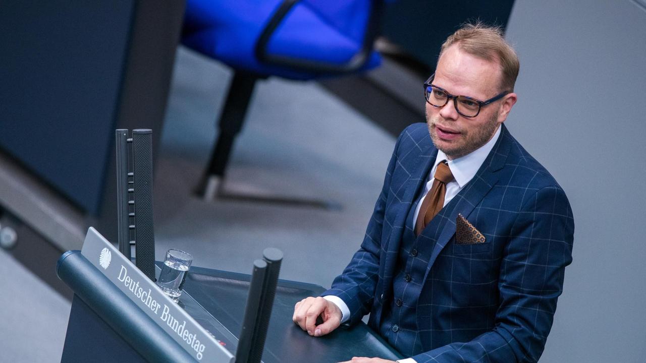 Helge Lindh, Bundestagsabgeordneter der SPD-Fraktion, spricht im Bundestag. Helge Lindh, Bundestagsabgeordneter der SPD-Fraktion, spricht im Bundestag.
