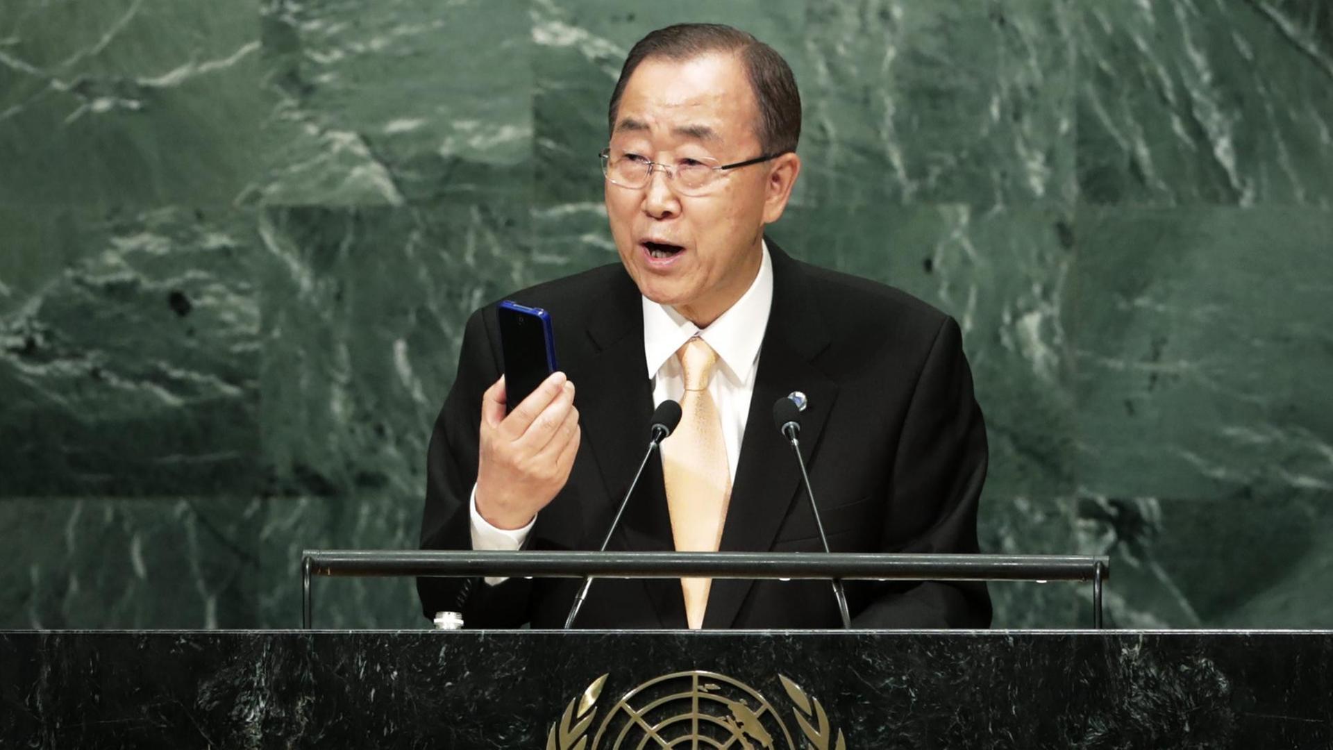Ban Ki Moon redet am Pult im Weltsaal des UNO-Hauptquartiers in New York Ban Ki Moon redet am Pult im Weltsaal des UNO-Hauptquartiers in New York