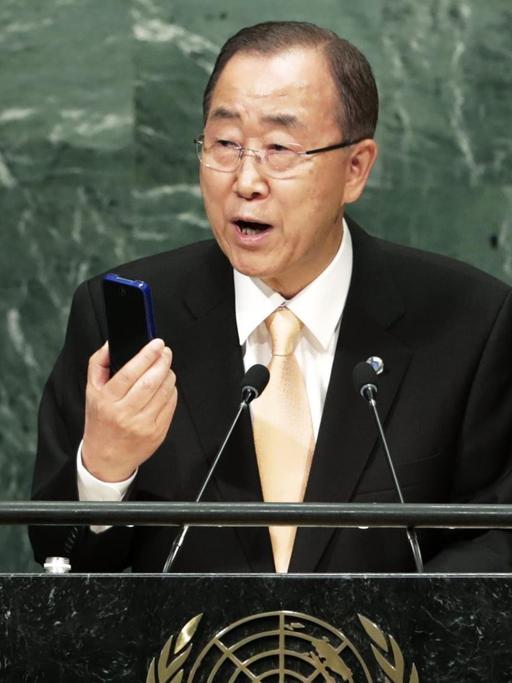 Ban Ki Moon redet am Pult im Weltsaal des UNO-Hauptquartiers in New York
