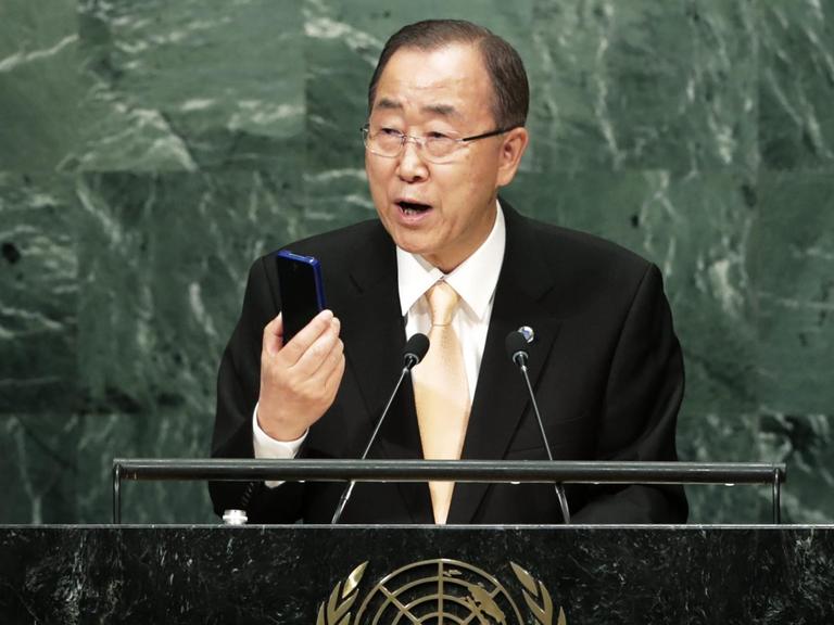 Ban Ki-moon redet am Pult im Weltsaal des UNO-Hauptquartiers in New York.