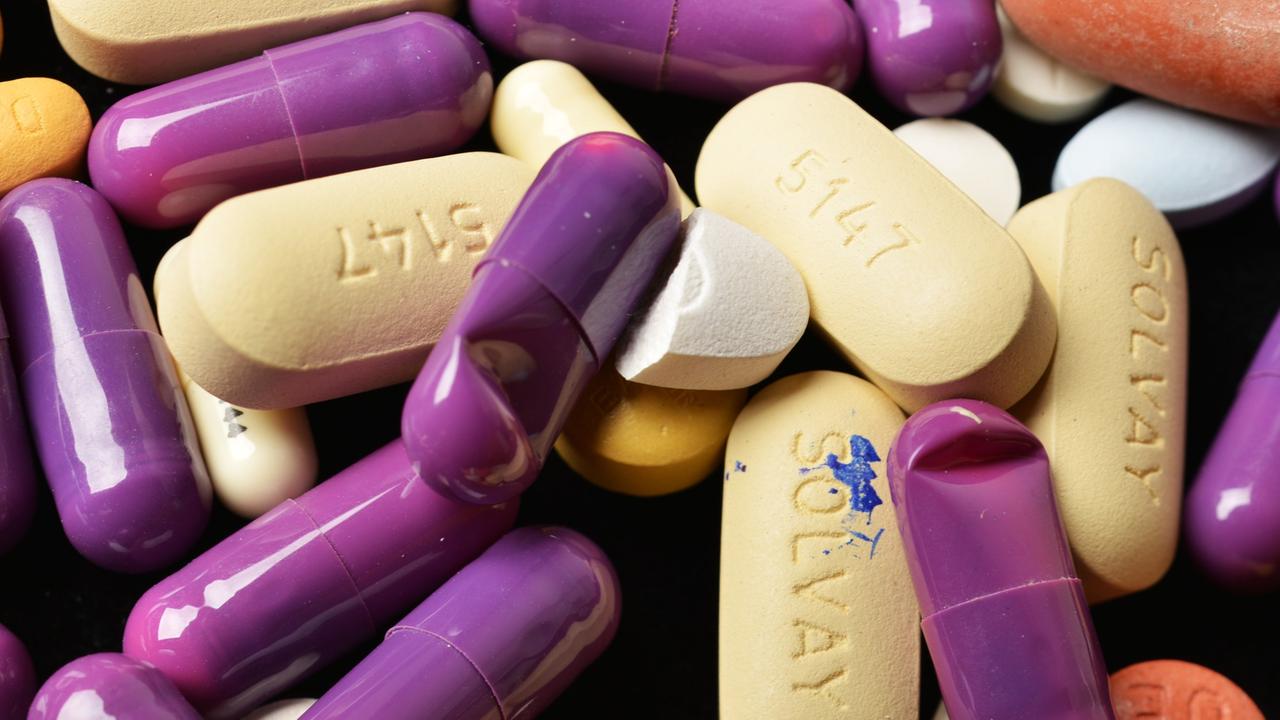 Ein Haufen gemischert, bunter Tabletten Ein Haufen gemischert, bunter Tabletten