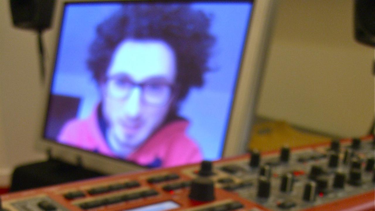 Der Komponist Stefan Prins ist zu sehen auf dem Bildschirm eines Laptops