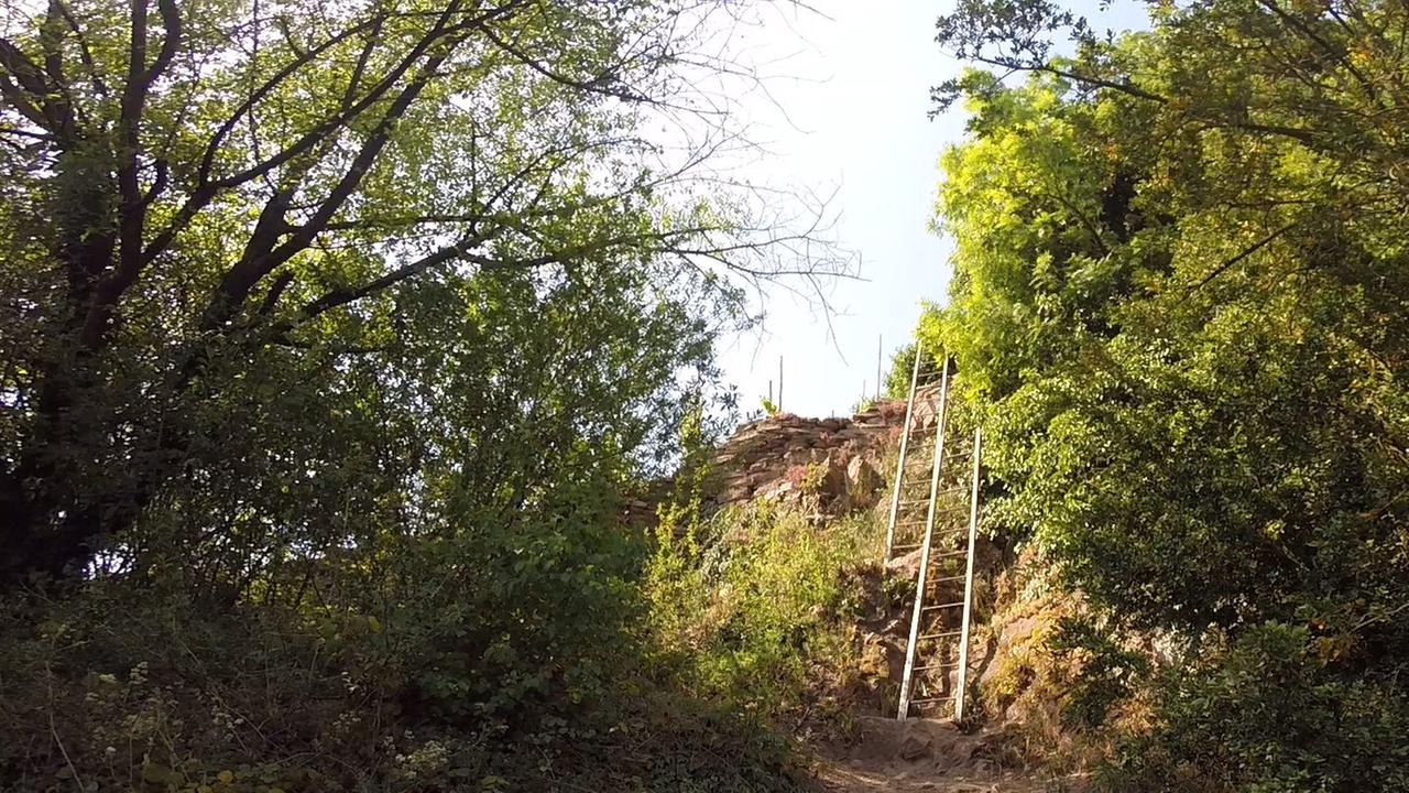 Eine Leiter steht an einem Steilfels. Eine Leiter steht an einem Steilfels.