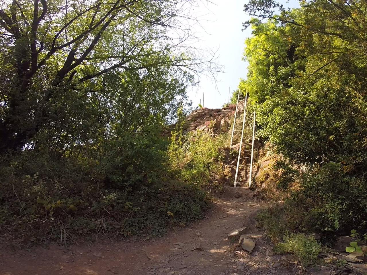 Eine Leiter steht an einem Steilfels. Eine Leiter steht an einem Steilfels.