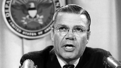 US-Verteidigungsminister Robert S. McNamara gibt auf einer Pressekonferenz am 01.12.1967 in Washington bekannt, dass er "irgendwann im nächsten Jahr" für das Amt des Präsidenten der Weltbank kandidieren wird. McNamara war während des Vietnamkrieges von 1961 bis 1968 US-Verteidigungsminister.