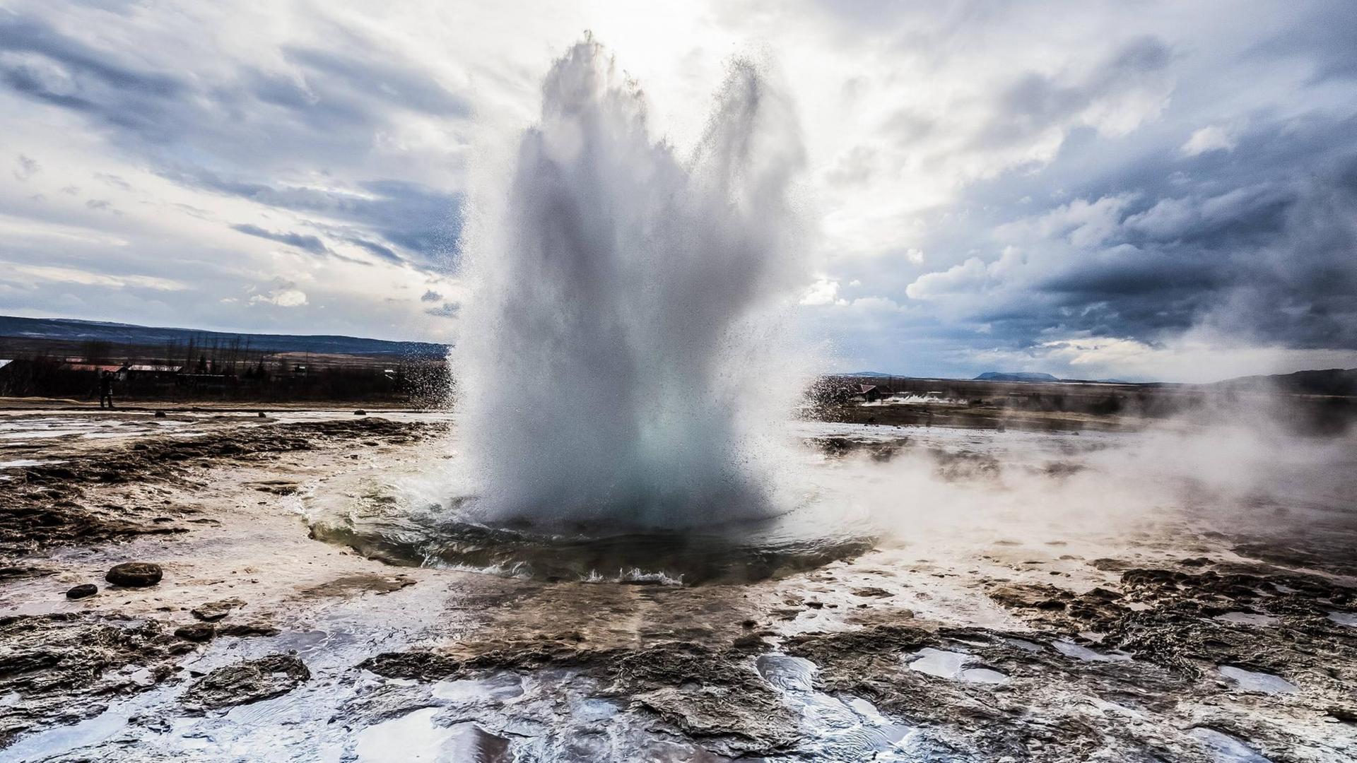 Geysir Strokkur in Island Geysir Strokkur in Island
