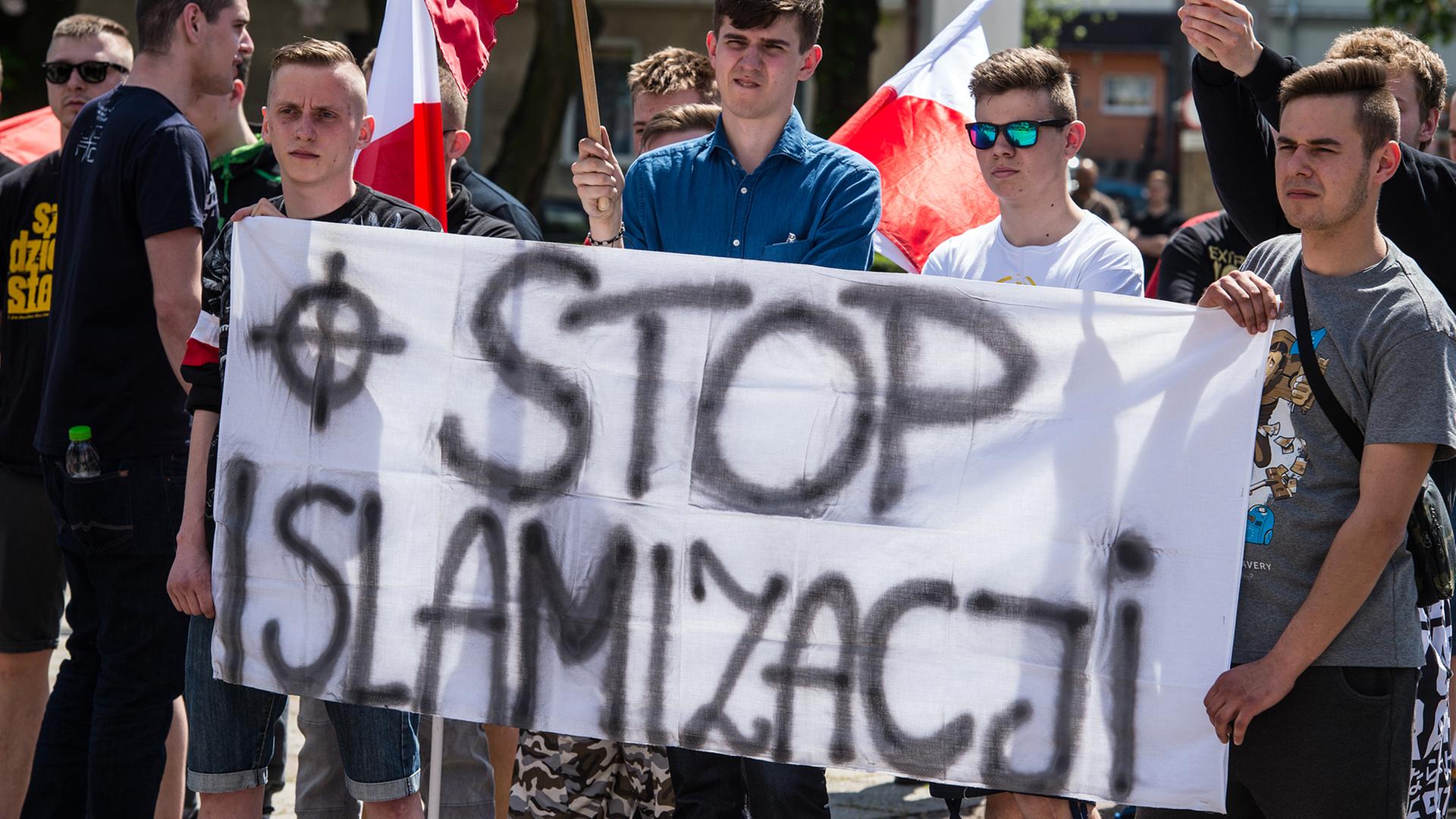 Polnische Rechte demonstrieren gegen Flüchtlinge im Mai 2016 im polnischen Slubice, der Nachbarstadt von Frankfurt (Oder) in Brandenburg. Polnische Rechte demonstrieren gegen Flüchtlinge im Mai 2016 im polnischen Slubice, der Nachbarstadt von Frankfurt (Oder) in Brandenburg.
