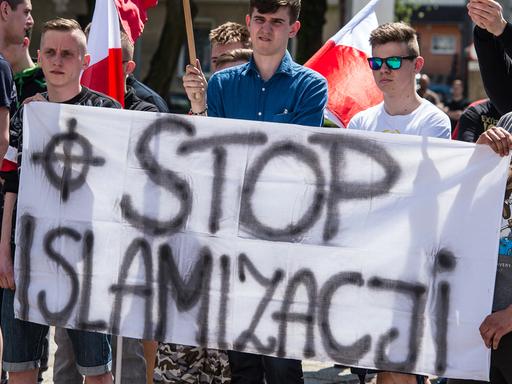 Polnische Rechte demonstrieren gegen Flüchtlinge im Mai 2016 im polnischen Slubice, der Nachbarstadt von Frankfurt (Oder) in Brandenburg.