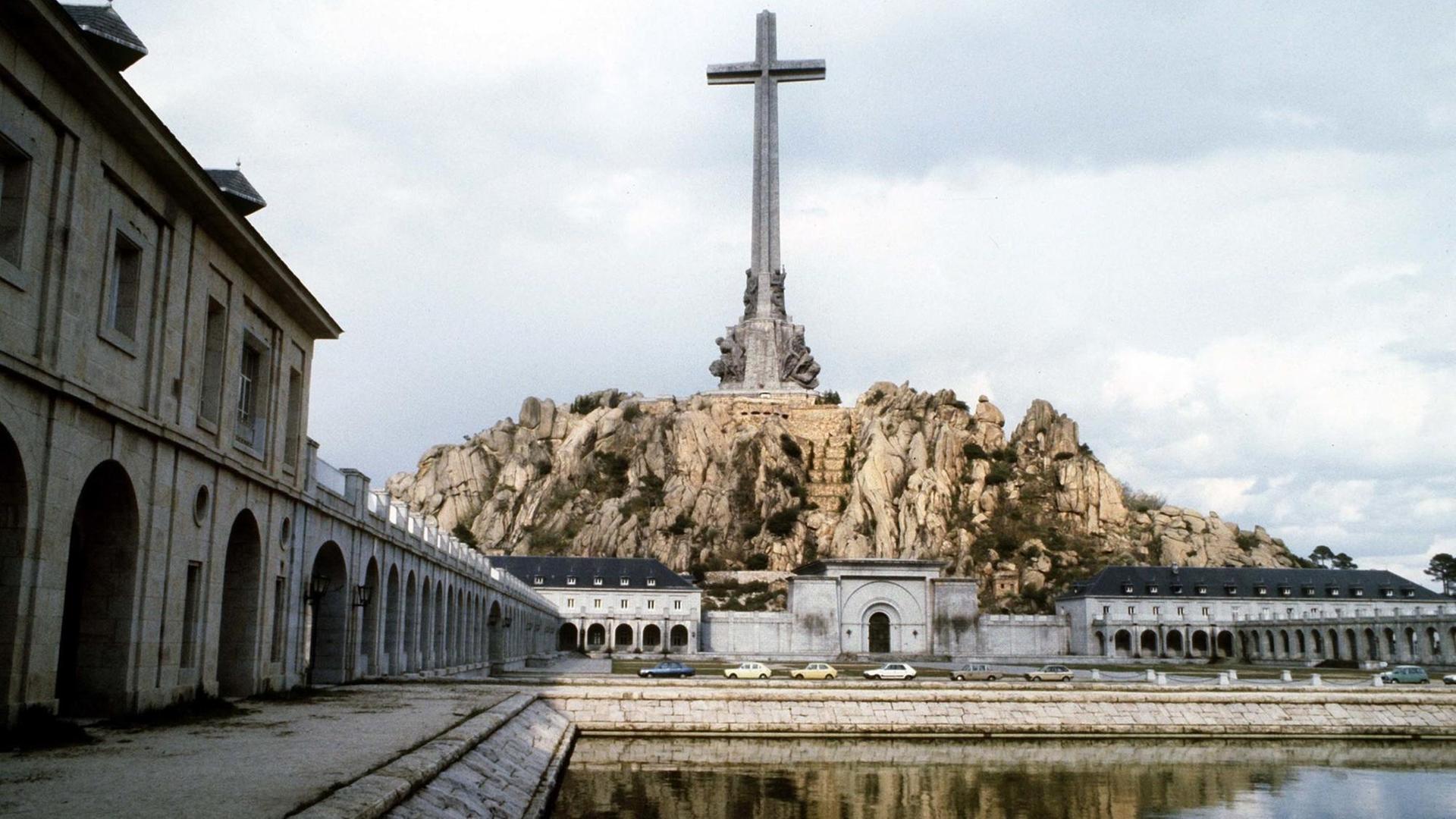 Blick auf das Tal der Gefallenen (Valle de los Caidos) nahe Madrid, der Gedenkstätte zu Ehren der Gefallenen der faschistischen Truppen Francos im Spanischen Bürgerkrieg (undatiertes Archivfoto). Diktator Franco hatte die Anlage als Monument seines Sieges über die spanische Republik von politischen Gefangenen in Zwangsarbeit errichten lassen. Er selbst wurde nach seinem Tod am 20.11.1975 in den größtenteils unterirdisch in den Fels gehauenen Räumlichkeiten beigesetzt. Blick auf das Tal der Gefallenen (Valle de los Caidos) nahe Madrid, der Gedenkstätte zu Ehren der Gefallenen der faschistischen Truppen Francos im Spanischen Bürgerkrieg (undatiertes Archivfoto). Diktator Franco hatte die Anlage als Monument seines Sieges über die spanische Republik von politischen Gefangenen in Zwangsarbeit errichten lassen. Er selbst wurde nach seinem Tod am 20.11.1975 in den größtenteils unterirdisch in den Fels gehauenen Räumlichkeiten beigesetzt.