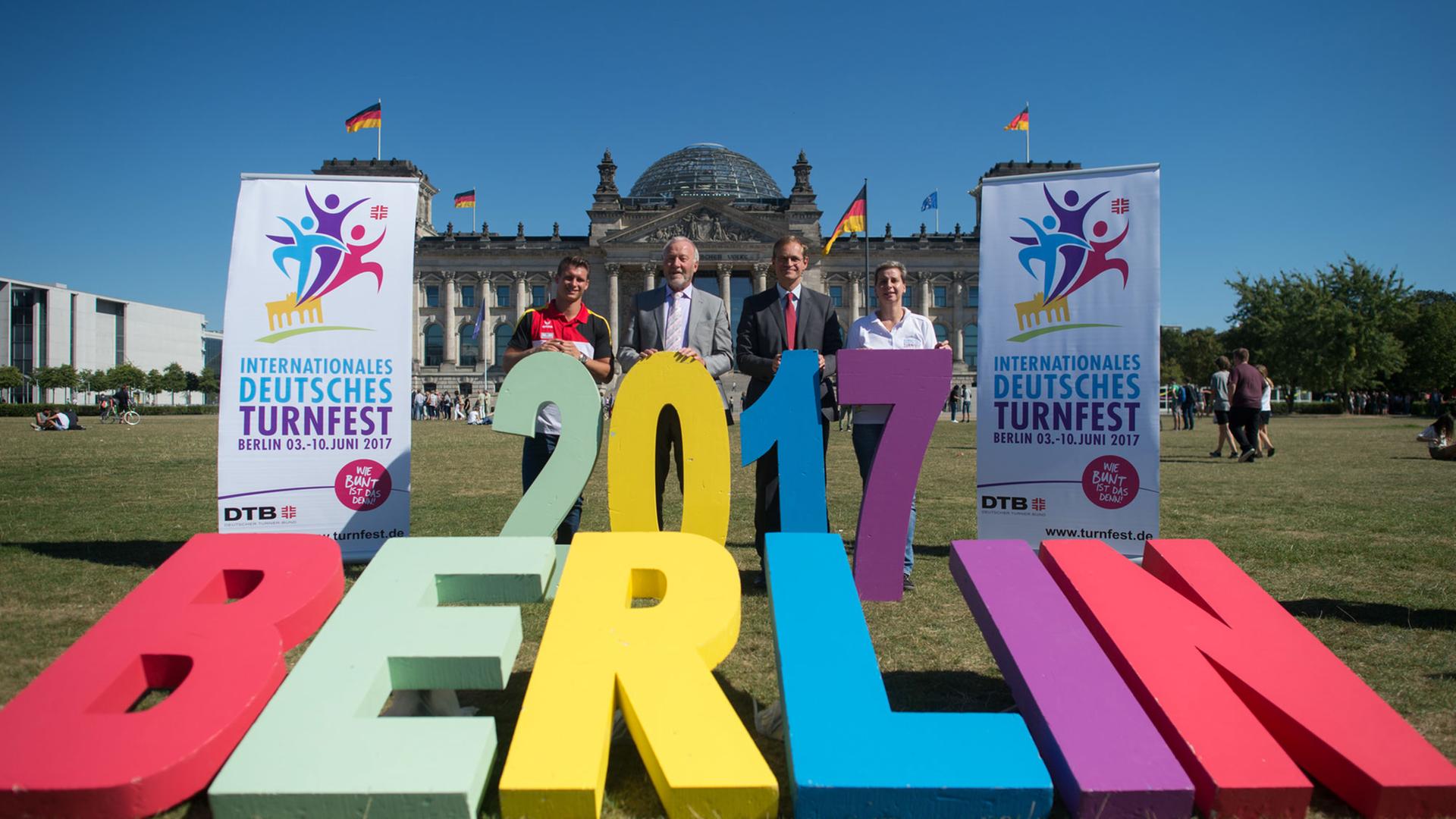 Zu sehen: Lukas Dauser (l-r), Präsident des Deutschen Turner-Bundes (DTB), Rainer Brechtken, der Regierende Bürgermeister von Berlin, Michael Müller (SPD) und die Helferin Monika Richter auf der Wiese vor dem Reichstag Zu sehen: Lukas Dauser (l-r), Präsident des Deutschen Turner-Bundes (DTB), Rainer Brechtken, der Regierende Bürgermeister von Berlin, Michael Müller (SPD) und die Helferin Monika Richter auf der Wiese vor dem Reichstag