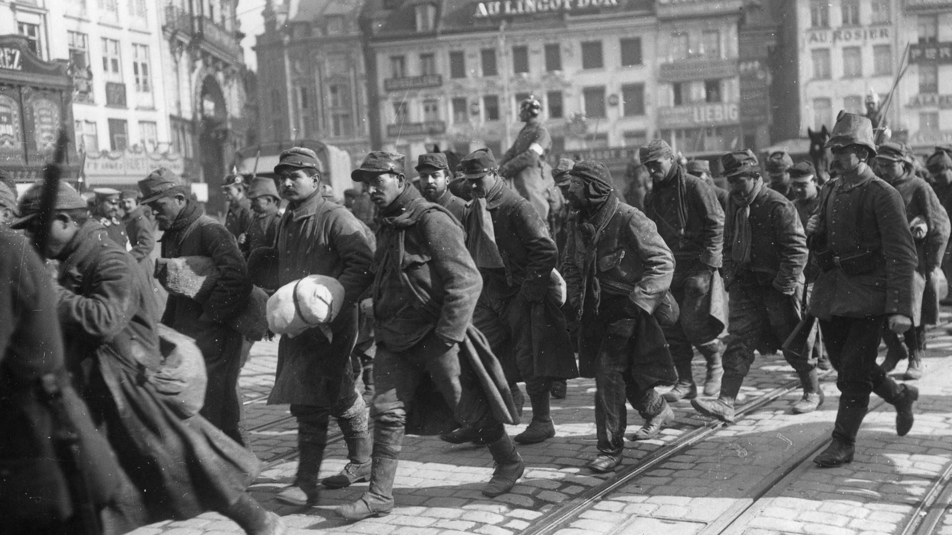 Französische Kriegsgefangen werden von deutschen Soldaten abgeführt, 1. Weltkrieg Französische Kriegsgefangen werden von deutschen Soldaten abgeführt, 1. Weltkrieg