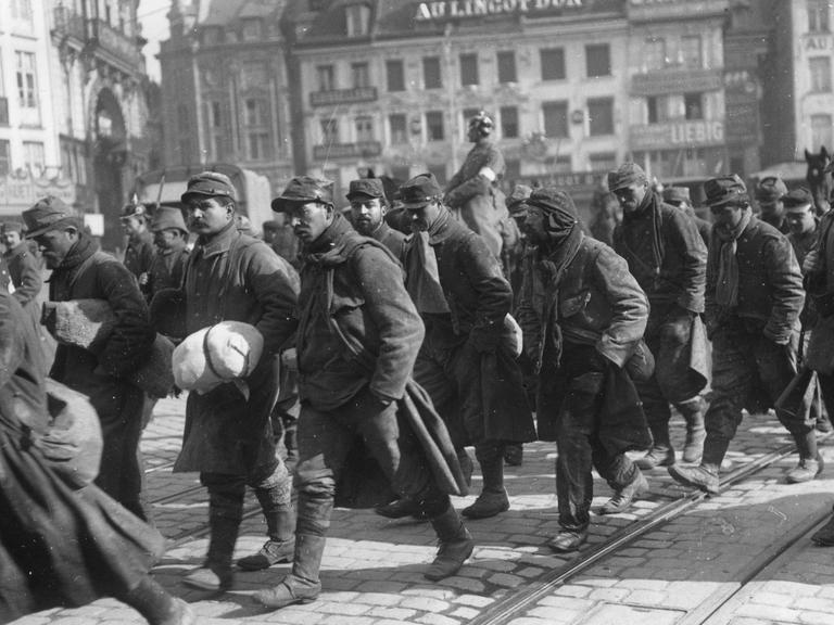 Französische Kriegsgefangen werden von deutschen Soldaten abgeführt, 1. Weltkrieg