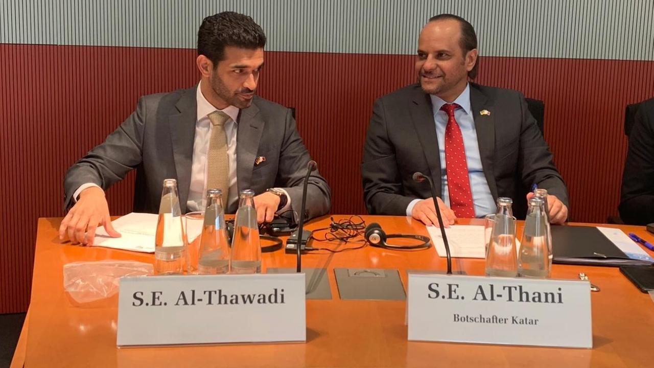 Hassan Al-Thawadi und daneben der katarische Botschafter Scheich Saoud bin Abdulrahman Al Thani Hassan Al-Thawadi und daneben der katarische Botschafter Scheich Saoud bin Abdulrahman Al Thani