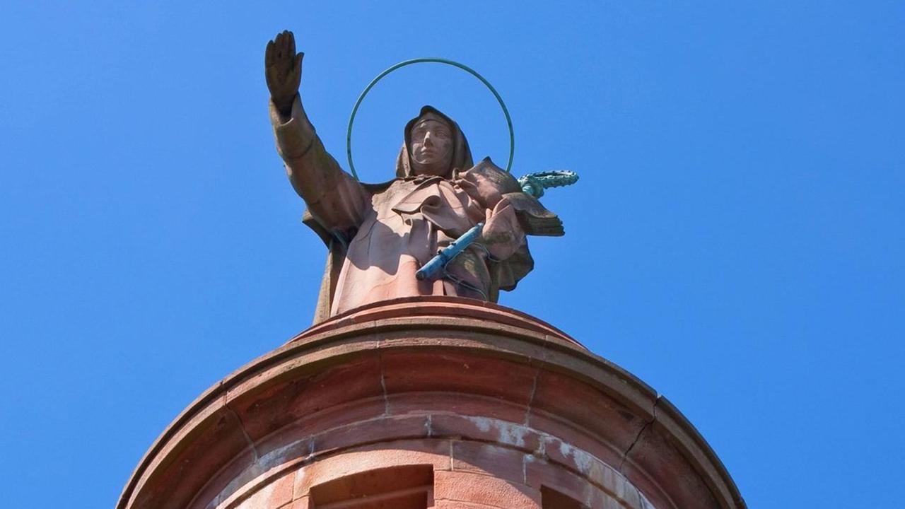 Statue der Heiligen Odilie, Frankreich, Bas-Rhin, Elsass, Mont Sainte-Odile | statue of St Odile of Alsace, France, Bas-Rhin, Alsace, Mont Sainte-Odile | Verwendung weltweit