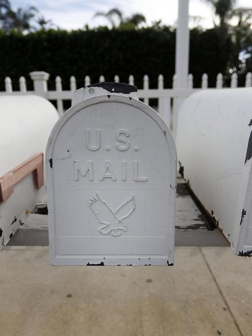 Sicht auf drei weiße Briefkästen, die im US-Bundesstaat Kalifornien stehen