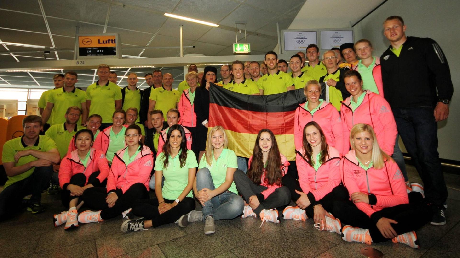 10.06.2015 Frankfurt am Main,Flughafen, Temrinal 1 Abreise der Deutschen Mannschaft Baku 2015 bei den Kontinentalspielen Europas in der aserbaidschanische Hauptstadt Baku. Turner Fabian Hambüchen ist Deutschlands Fahnenträger bei der Eröffnungsfeier hier mit allen Sportlern 10 06 2015 Frankfurt at Main Airport 1 Departure the German Team Baku 2015 at the Europe in the Azerbaijani Capital Baku Turner Fabian Hambüchen is Germany Flag-bearers at the Opening ceremony here with all of them Athletes 10.06.2015 Frankfurt am Main,Flughafen, Temrinal 1 Abreise der Deutschen Mannschaft Baku 2015 bei den Kontinentalspielen Europas in der aserbaidschanische Hauptstadt Baku. Turner Fabian Hambüchen ist Deutschlands Fahnenträger bei der Eröffnungsfeier hier mit allen Sportlern 10 06 2015 Frankfurt at Main Airport 1 Departure the German Team Baku 2015 at the Europe in the Azerbaijani Capital Baku Turner Fabian Hambüchen is Germany Flag-bearers at the Opening ceremony here with all of them Athletes