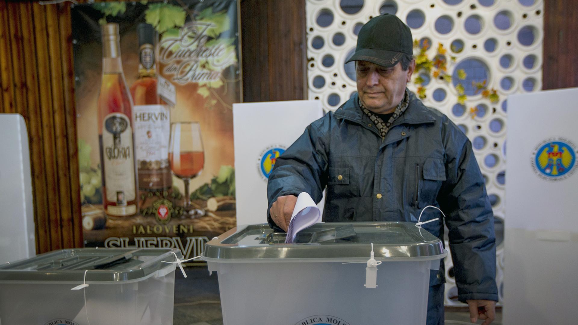 Ein Mann gibt seine Stimme bei den Wahlen in der Republik Moldau ab Ein Mann gibt seine Stimme bei den Wahlen in der Republik Moldau ab