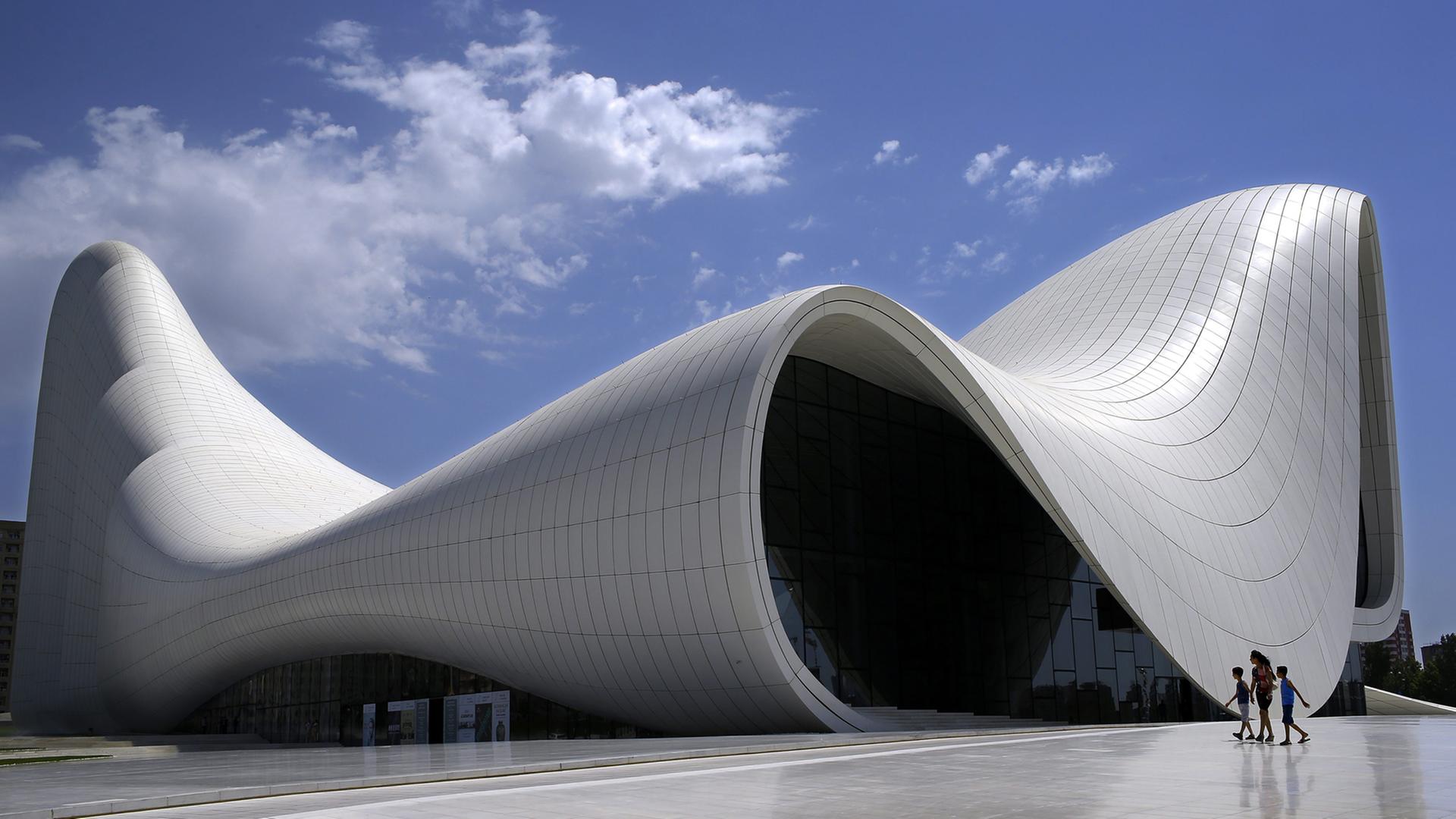 Die irakisch-britische Architektin Zaha Hadid entwarf das Heydar Aliyev Center in Baku. Das 2014 fertiggestellte Gebäude gilt als eins der modernen Symbole der aserbaidschanischen Hauptstadt. Die irakisch-britische Architektin Zaha Hadid entwarf das Heydar Aliyev Center in Baku. Das 2014 fertiggestellte Gebäude gilt als eins der modernen Symbole der aserbaidschanischen Hauptstadt.