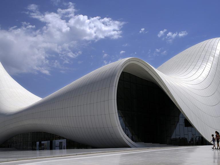 Die irakisch-britische Architektin Zaha Hadid entwarf das Heydar Aliyev Center in Baku. Das 2014 fertiggestellte Gebäude gilt als eins der modernen Symbole der aserbaidschanischen Hauptstadt