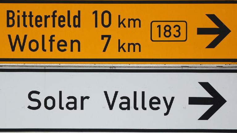Schilder weisen den Weg zum Solar Valley  Bitterfeld-Wolfen (Sachsen-Anhalt).