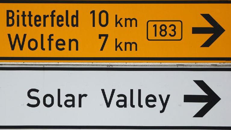 Schilder weisen den Weg zum Solar Valley Bitterfeld-Wolfen (Sachsen-Anhalt). Schilder weisen den Weg zum Solar Valley Bitterfeld-Wolfen (Sachsen-Anhalt).