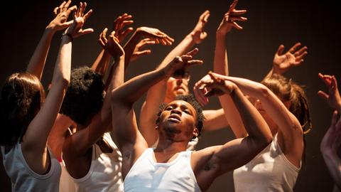 Die ivorische Tanzgruppe "Les pieds dans la mare" mit ihrem Stück "Ma vie en rose" zu Gast in Berlin-Spandau.