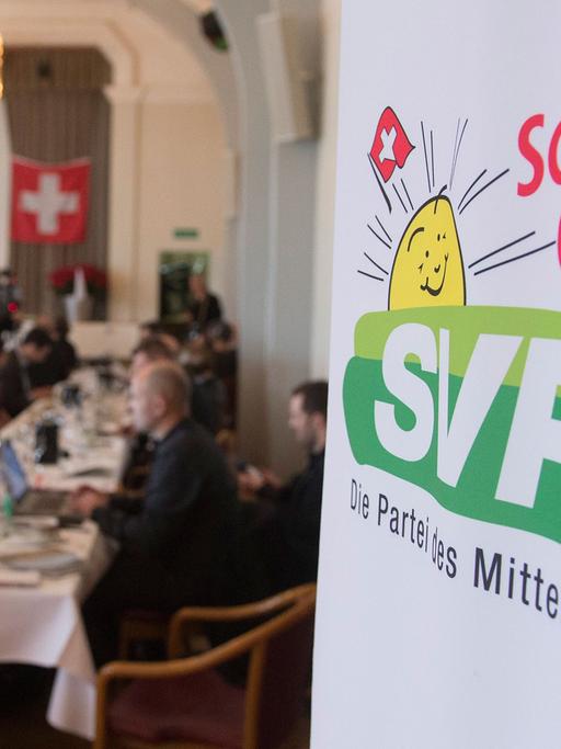 Die rechtspopulistische Schweizerische Volkspartei (SVP) setzt sich mit ihrer Initiative durch.