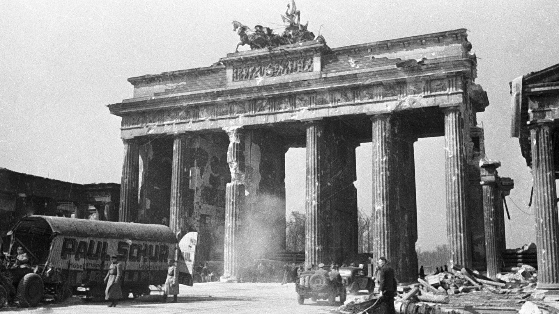 Das stark beschädigte Brandenburger Tor bei Kriegsende. Das stark beschädigte Brandenburger Tor bei Kriegsende.