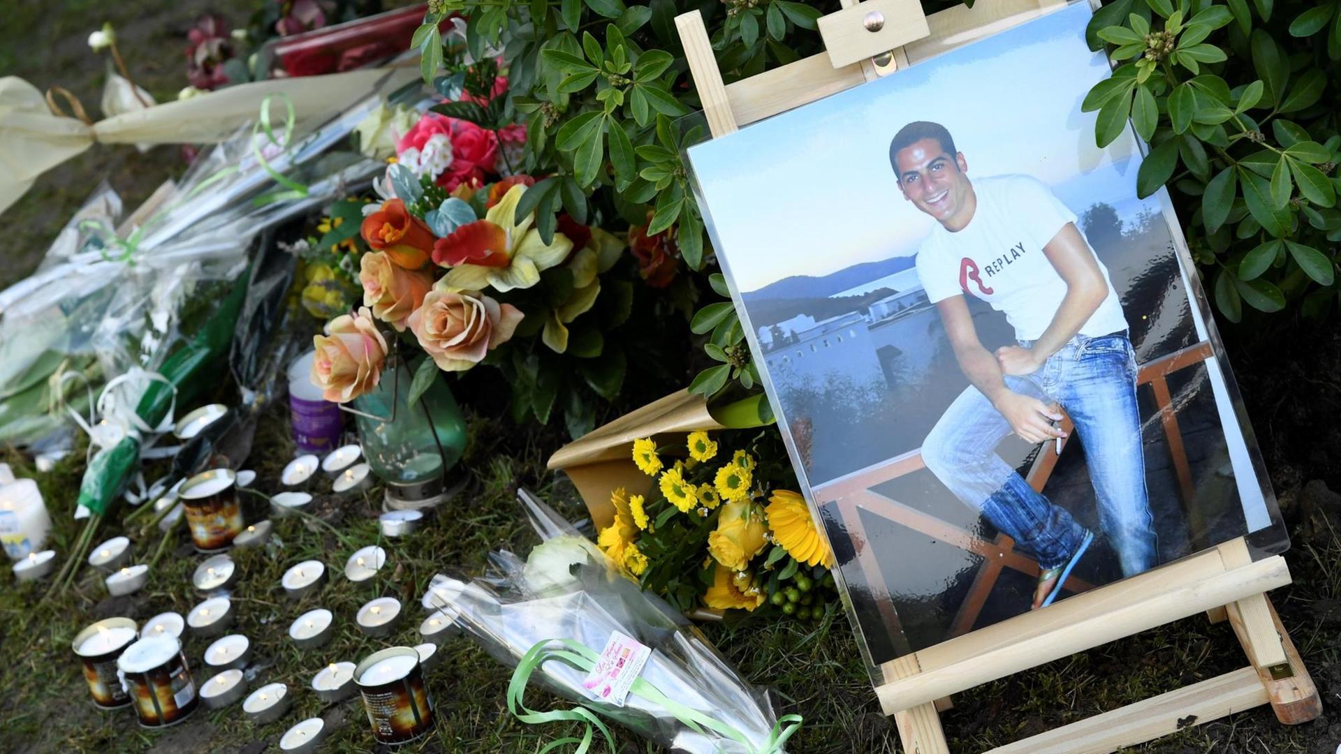 Ein Bild von Ilan Halimi steht an der Gedenkstätte. In Gedenken an den entführten und getöteten 23-jährigen jüdischen Mann wurden zwei Bäume gepflanzt. Ein Bild von Ilan Halimi steht an der Gedenkstätte. In Gedenken an den entführten und getöteten 23-jährigen jüdischen Mann wurden zwei Bäume gepflanzt.