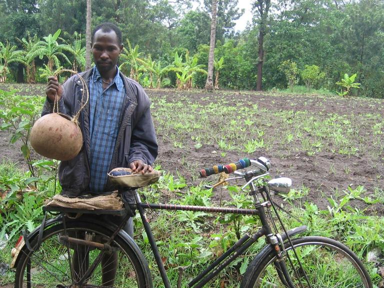 Mann aus Tansania mit Fahrrad.