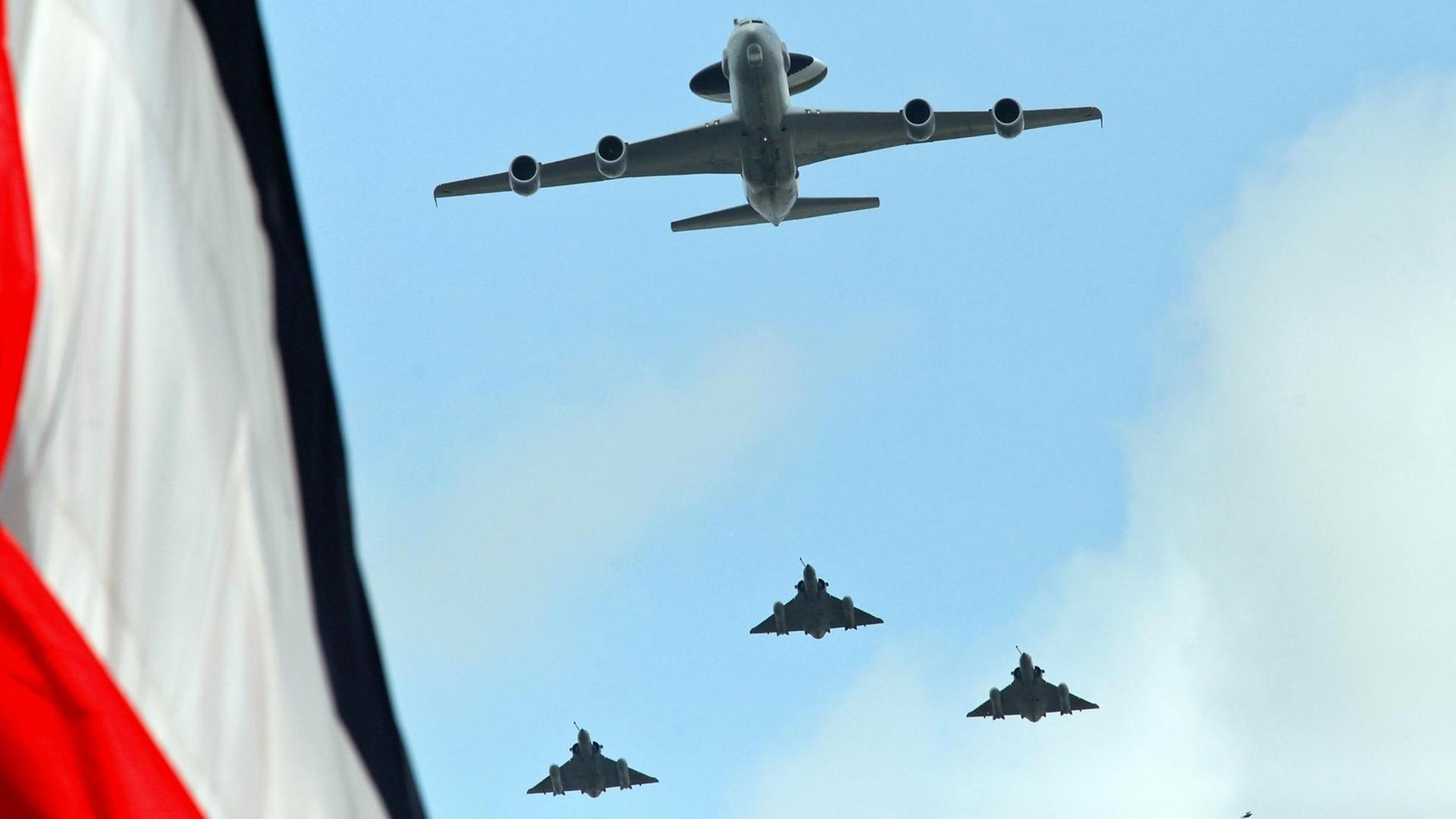 Eine französische Air Force E3F-Awacs-Maschine, gefolgt von drei Mirage 2000 fighter jets. Eine französische Air Force E3F-Awacs-Maschine, gefolgt von drei Mirage 2000 fighter jets.