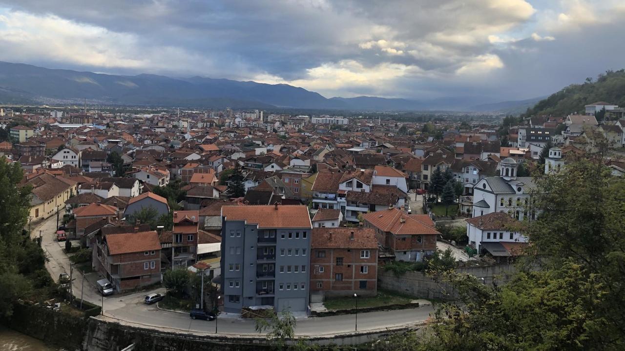 In Tetovo begann im März 2001 der bewaffnete Konflikt zwischen der nordmazedonischen UCK und der Armee. Er dauerte fünf Monate und endete mit dem Friedenabkommen von Ohrid auf Druck von USA, EU und NATO In Tetovo begann im März 2001 der bewaffnete Konflikt zwischen der nordmazedonischen UCK und der Armee. Er dauerte fünf Monate und endete mit dem Friedenabkommen von Ohrid auf Druck von USA, EU und NATO