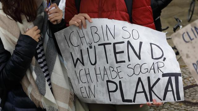 27.09.2019 - Berlin-Mitte: Schüler, Studenten und Klimaaktivisten demonstrieren im Invalidenpark im Regierungsviertel für das Klima, den Klimaschutz und eine bessere und saubere Umwelt. Die Schüler fordern mit ihren allwöchentlichen Protesten den sofortigen Kohleausstieg und eine Klimawende.
