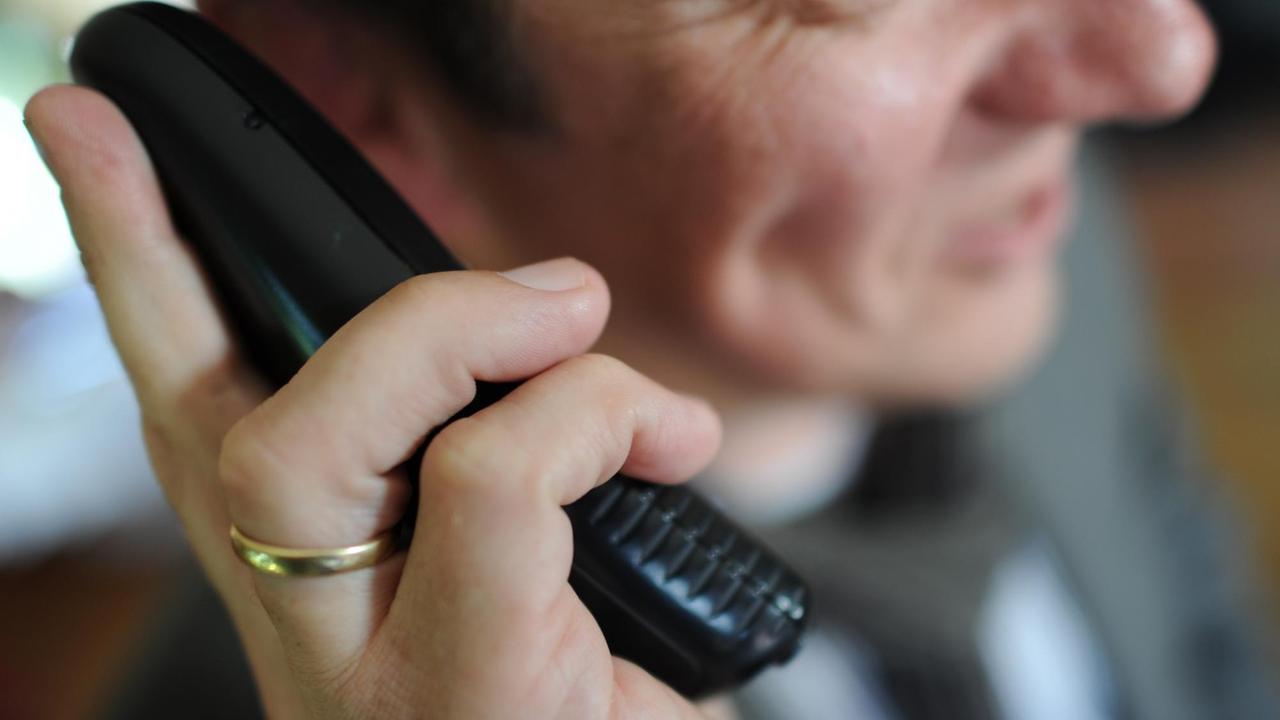 Ein Mitarbeiter der Telefonseelsorge Sylt telefoniert am 14.06.2012 in Westerland auf der Nordseeinsel Sylt. Seit 1986 gibt es die nördlichste und wohl kleinste Telefonseelsorge Deutschlands mit momentan gut 30 Mitarbeitern. Ein Mitarbeiter der Telefonseelsorge Sylt telefoniert am 14.06.2012 in Westerland auf der Nordseeinsel Sylt. Seit 1986 gibt es die nördlichste und wohl kleinste Telefonseelsorge Deutschlands mit momentan gut 30 Mitarbeitern.
