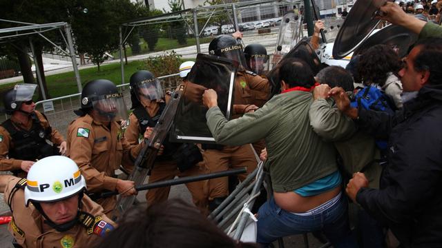 Bei Ausschreitungen in Curitiba nach einem Lehrer-Protest wurden mehr als 200 Menschen verletzt.