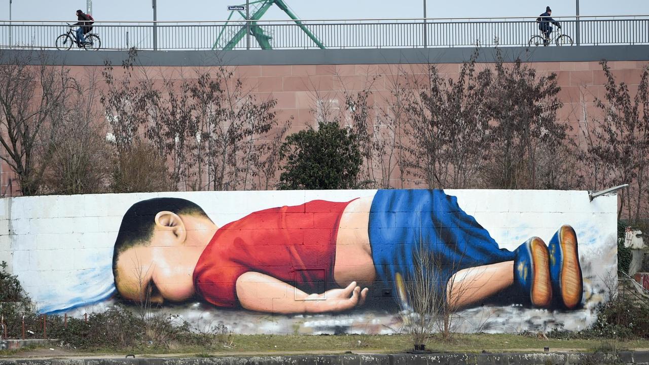 Das erste Aylan-Kurdi-Graffiti in Frankfurt Das erste Aylan-Kurdi-Graffiti in Frankfurt